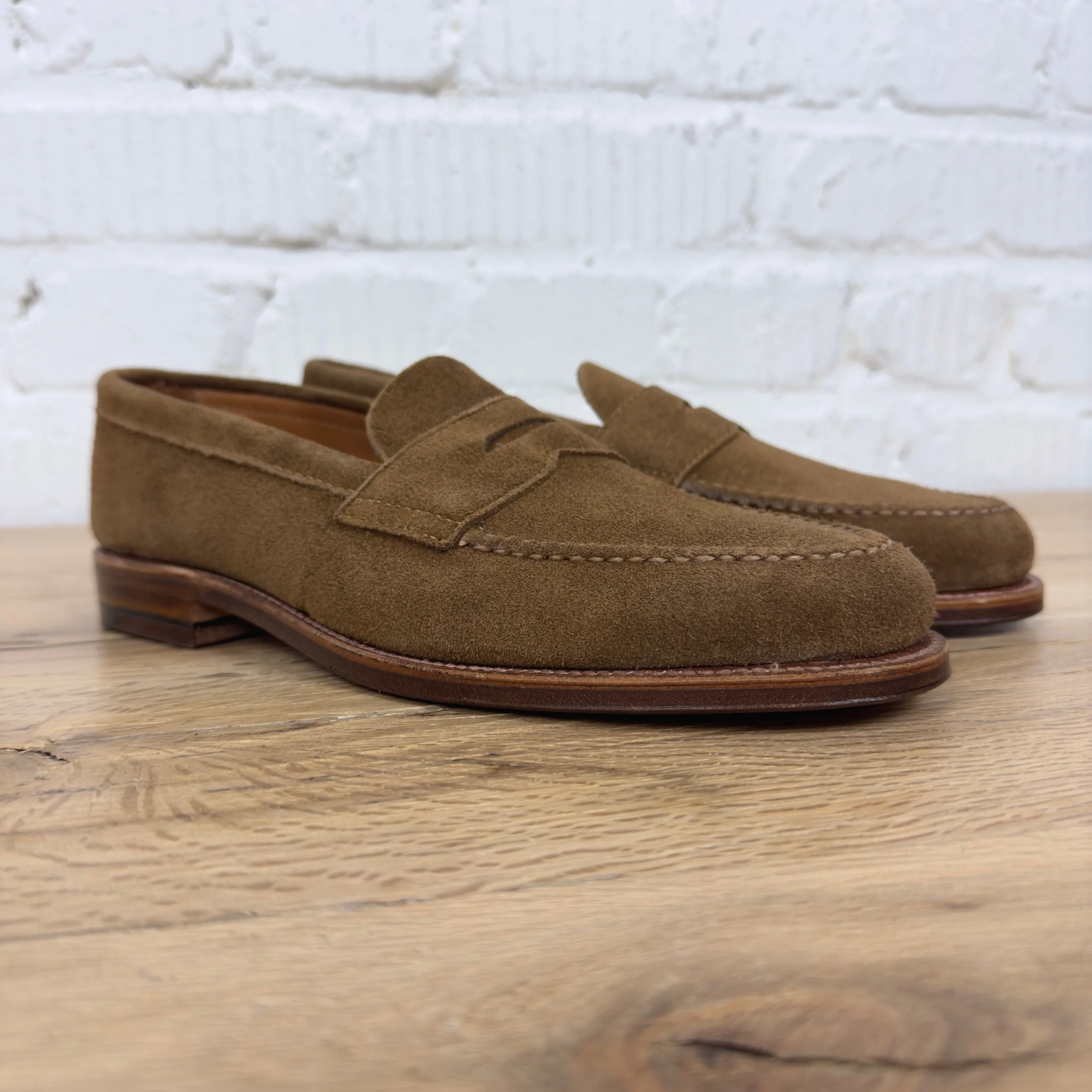 alden | 6243f unlined leisure handsewn penny loafer in snuff suede - Image 2