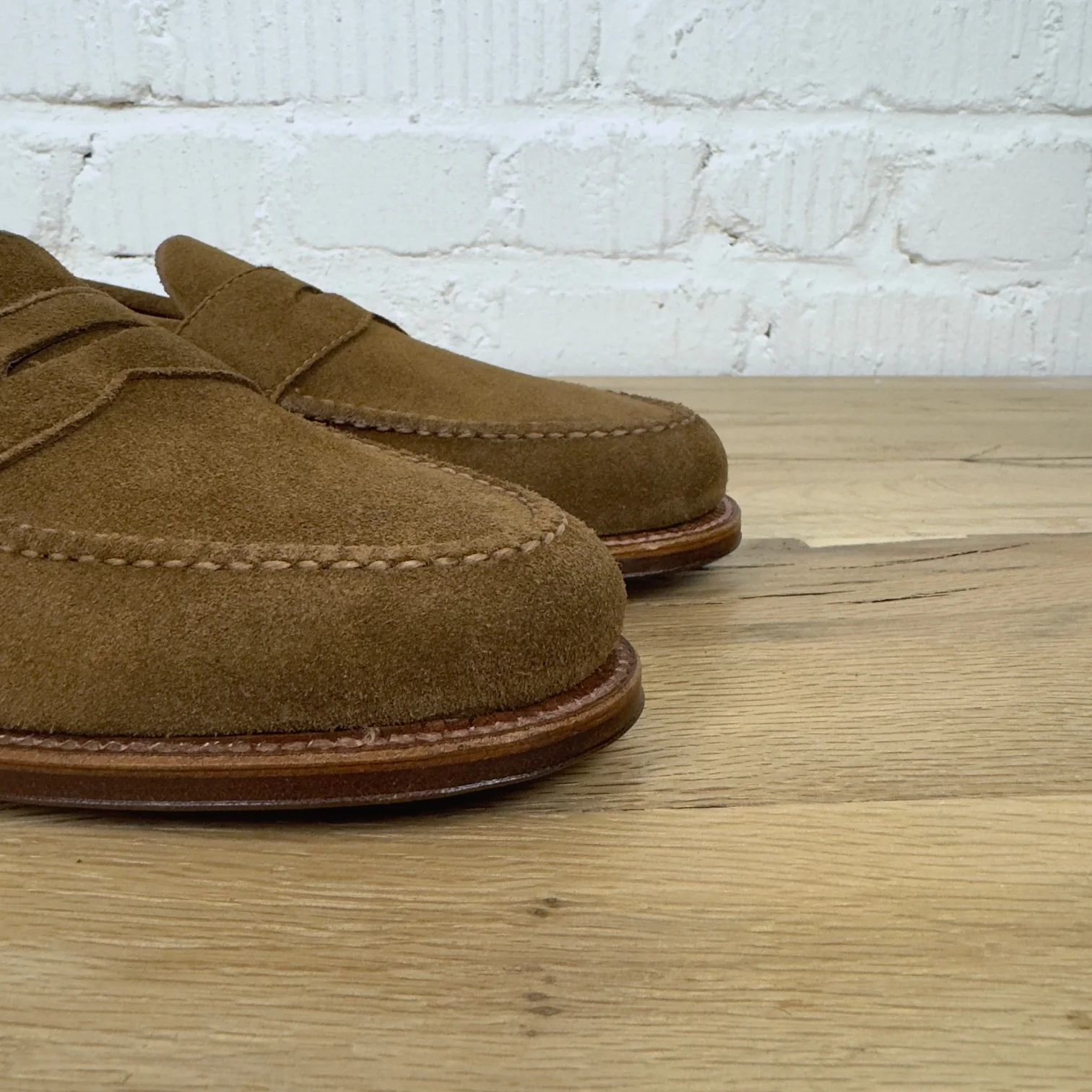 alden | 6243f unlined leisure handsewn penny loafer in snuff suede - Image 5