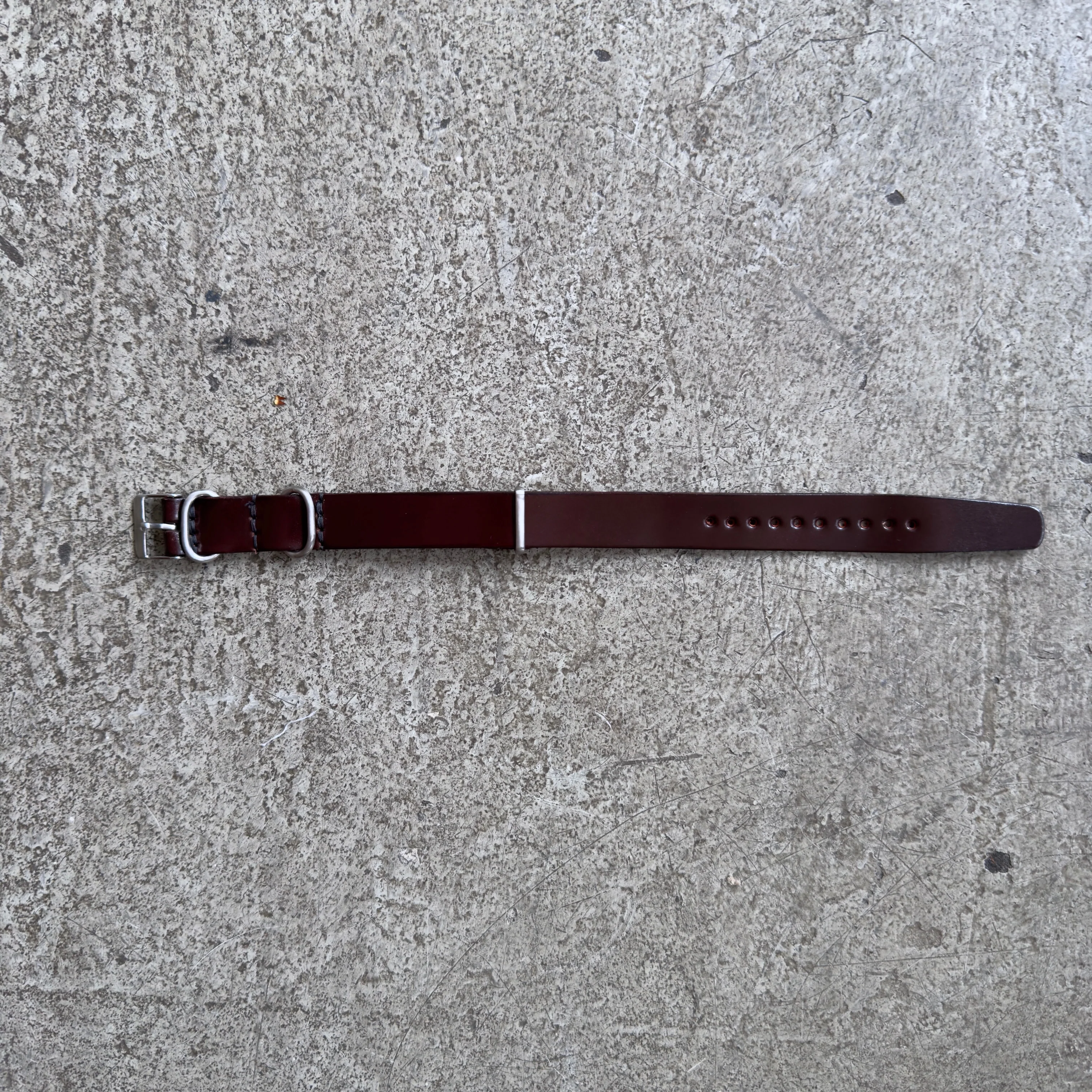 barnes & moore | nato watch strap horween shell cordovan oxblood - 18mm - Image 3