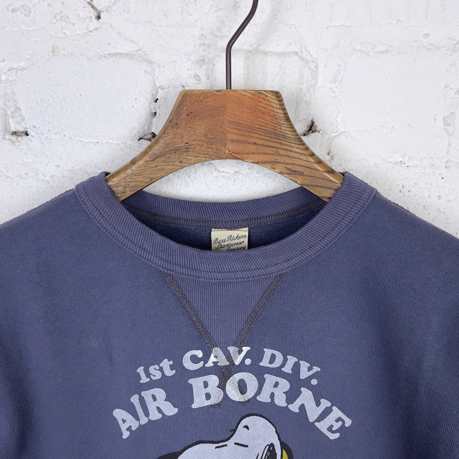 buzz rickson's | br69273 set-in crew sweat x peanuts "air borne" - navy - Image 4