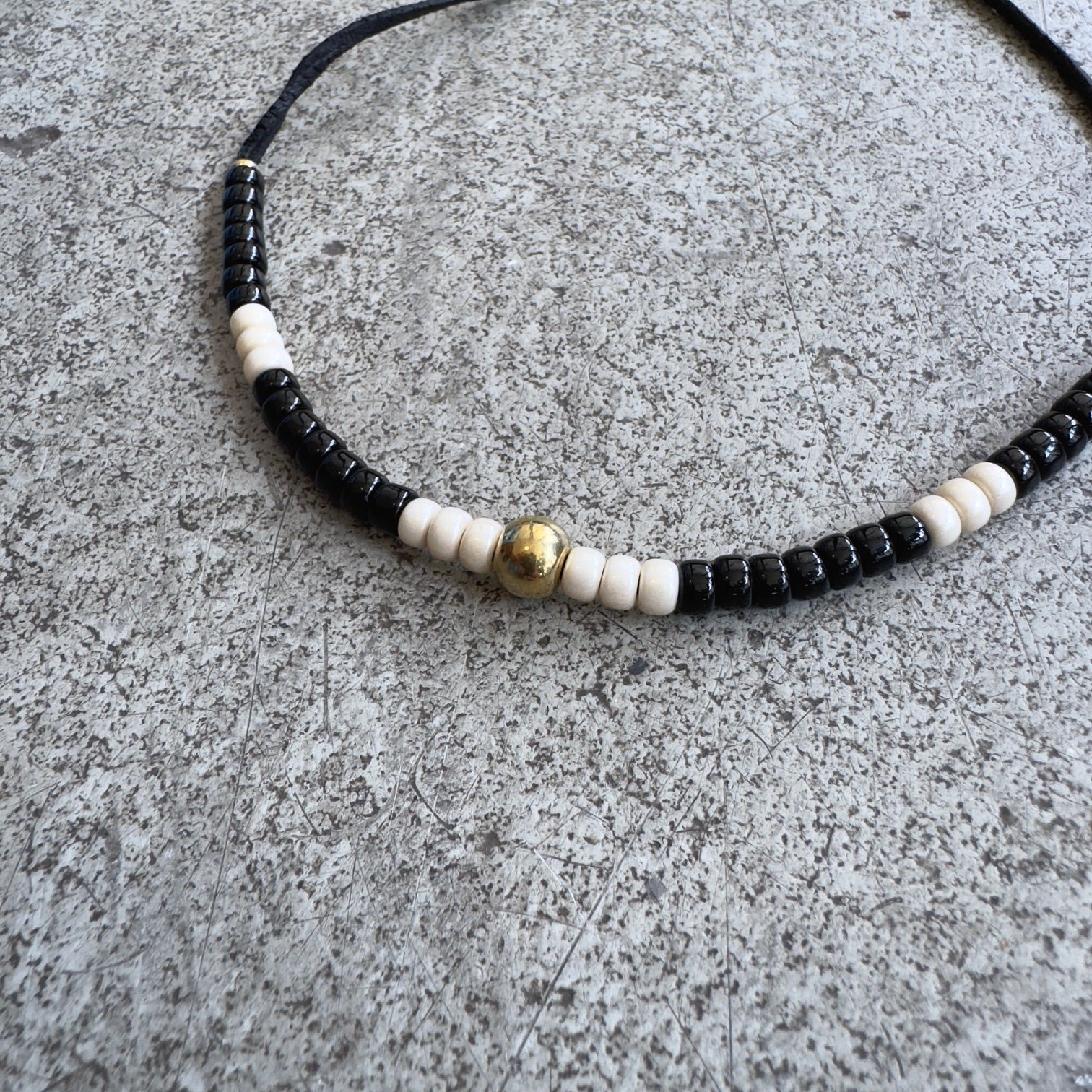 kobashi studio | traditional beads bracelet 5mm black / white - Image 3