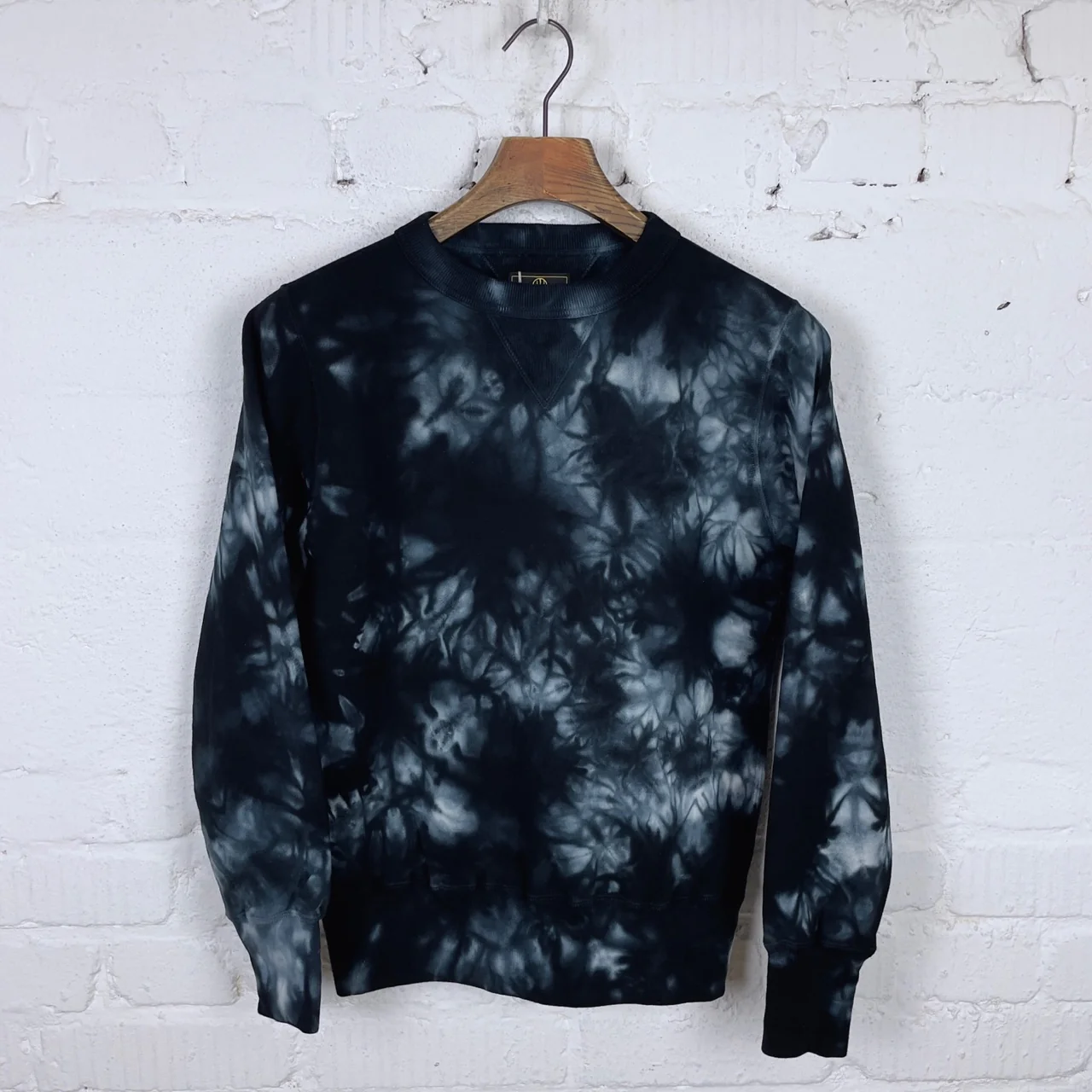 studio d'artisan | 8117 kyoto kurozome crest tie-dyed crew neck - black