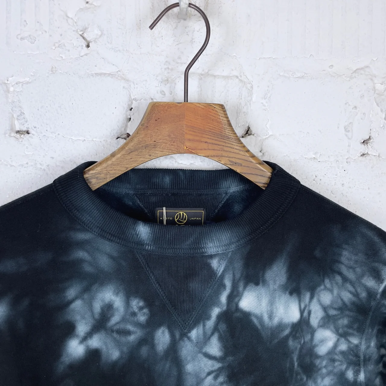 studio d'artisan | 8117 kyoto kurozome crest tie-dyed crew neck - black - Image 2