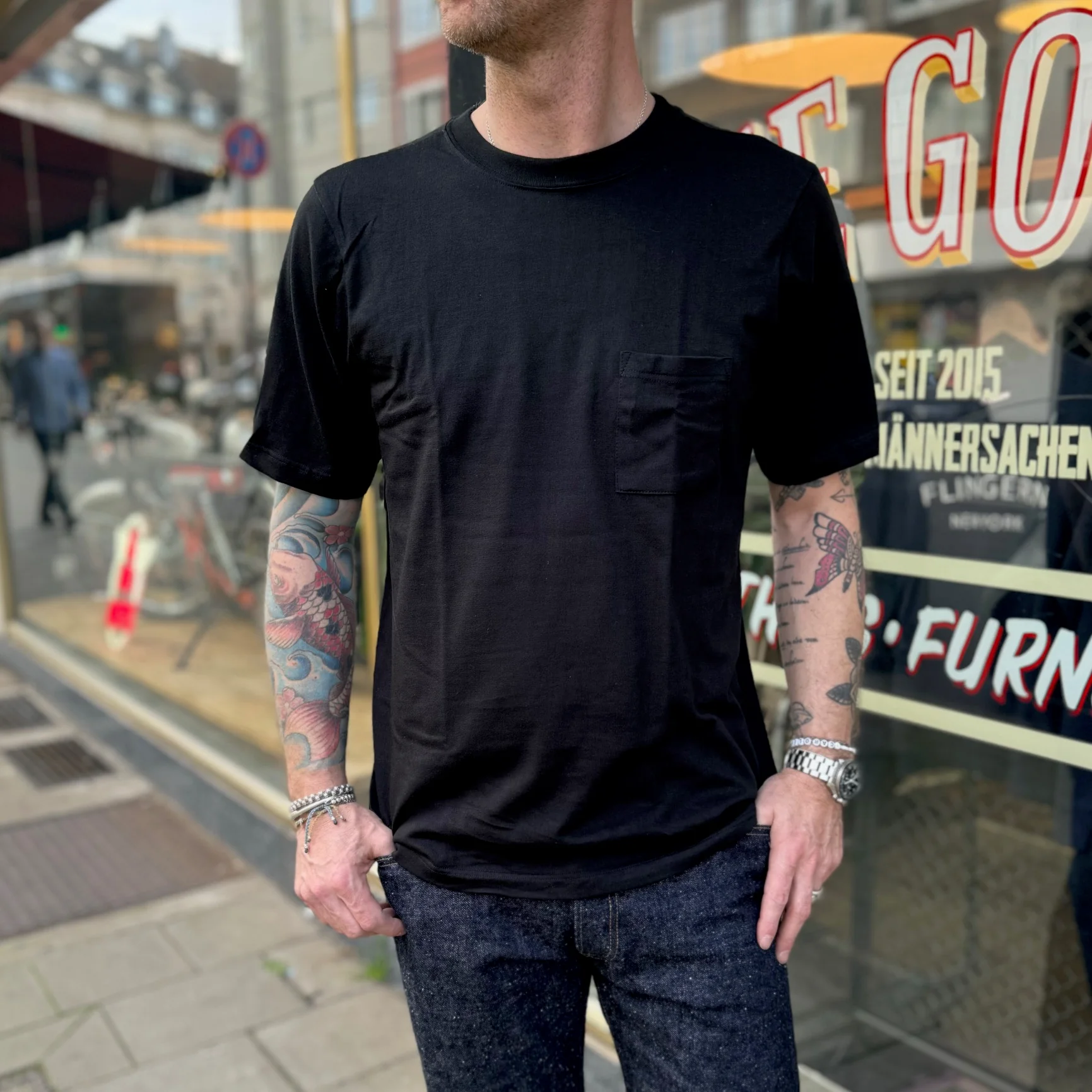 merz b. schwanen | 1940s men's loopwheeled pocket t-shirt deep black - Image 2