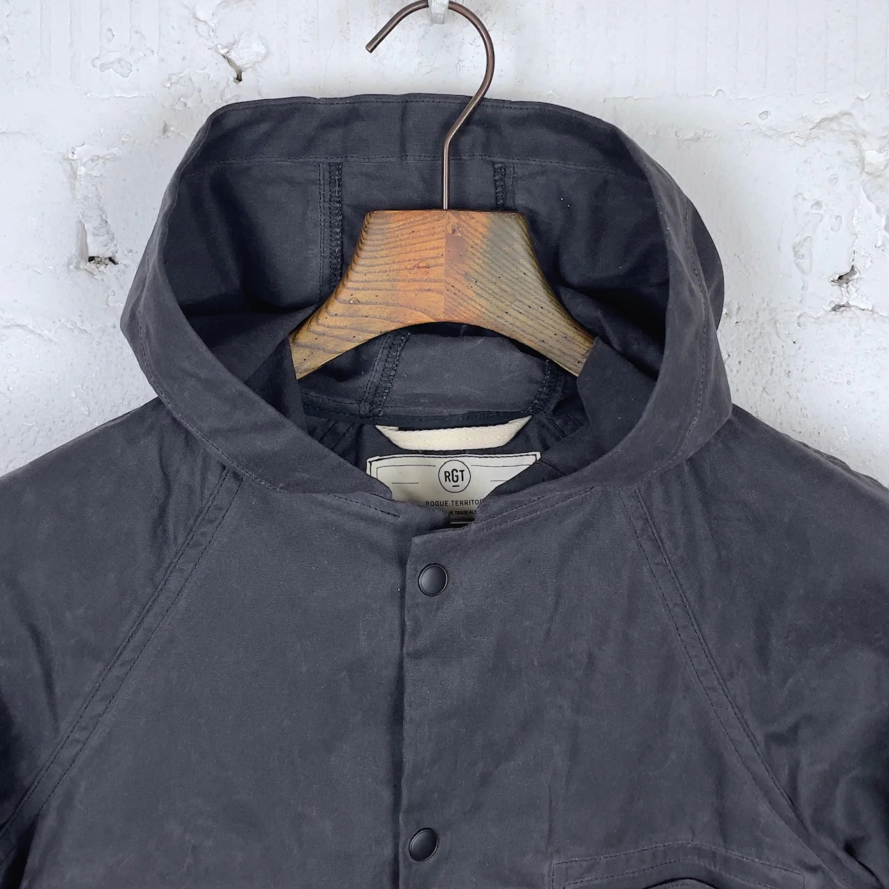 rogue territory | hooded ridgeline jacket waxed graphite - Image 2