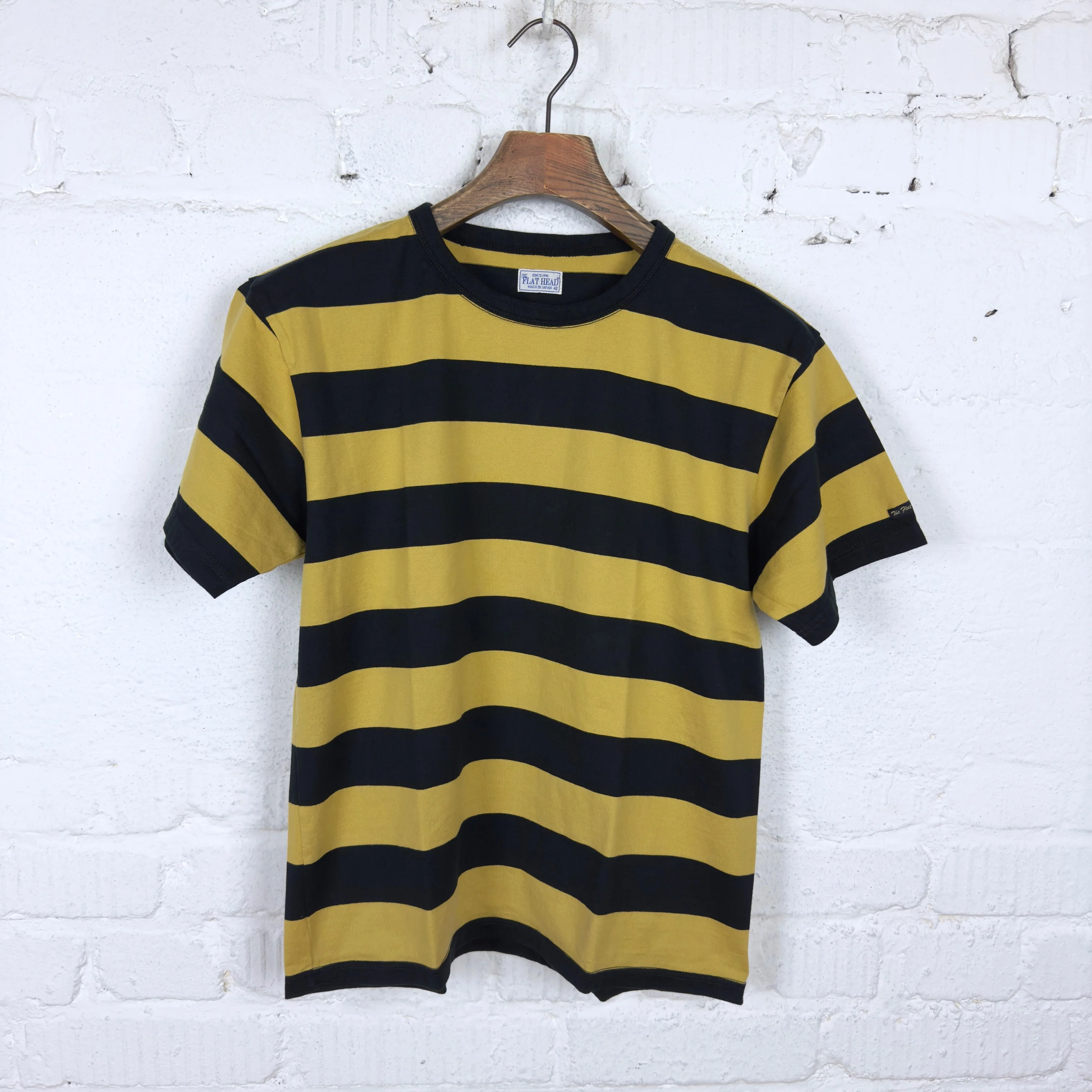 the flat head | fn-thb-002 border s-s t-shirt black / mustard