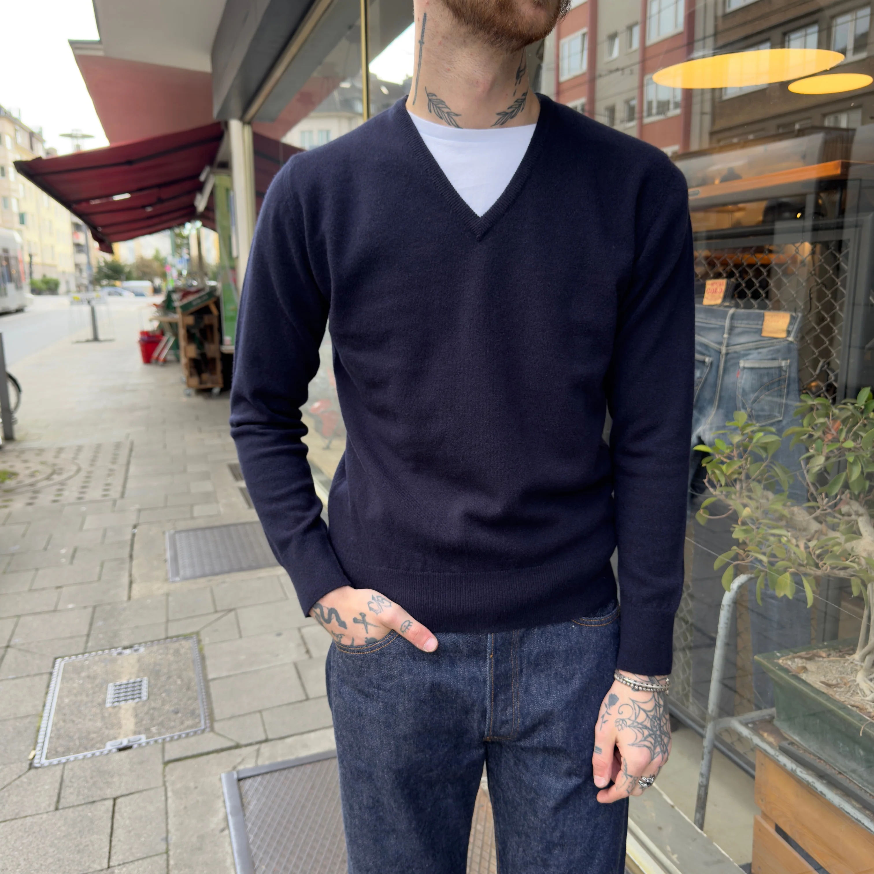 william lockie x stuf|f | super geelong v-neck sweater - dark navy - Image 2