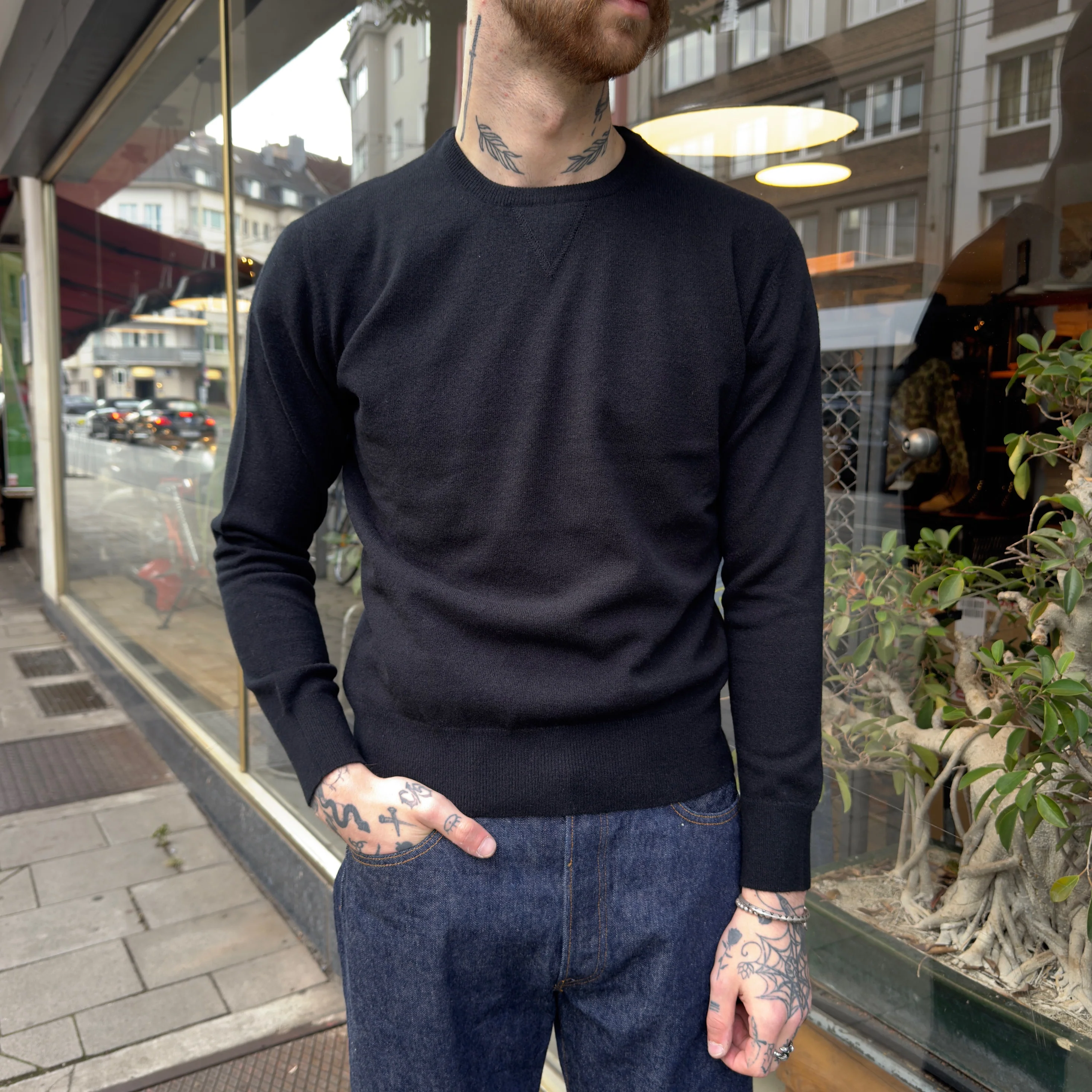 william lockie x stuf|f | vintage gordon v-inset crew neck sweater - black - Image 2